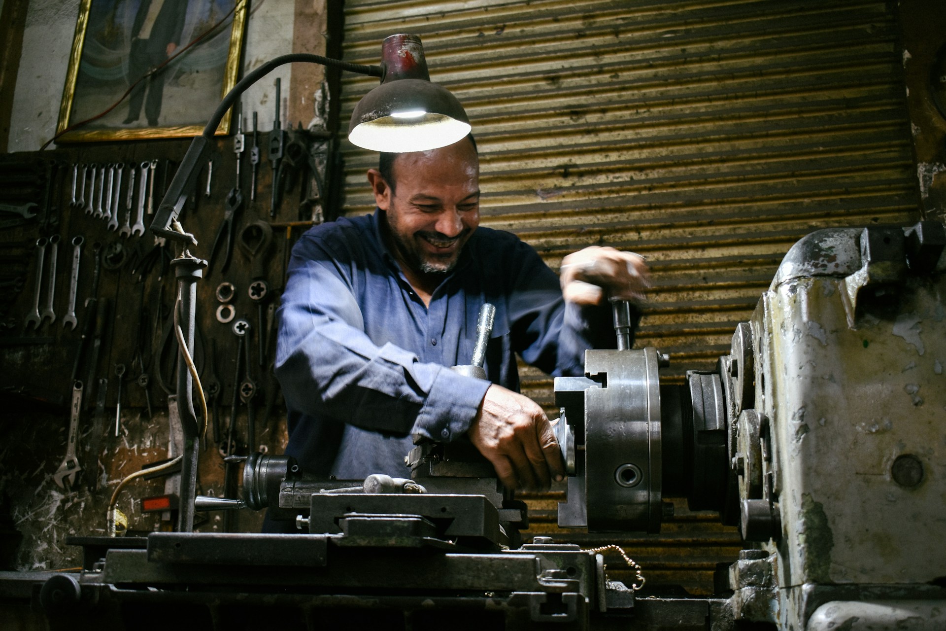 Handwerker in der Werkstatt – Webdesign Monheim am Rhein für Betriebe in der Region